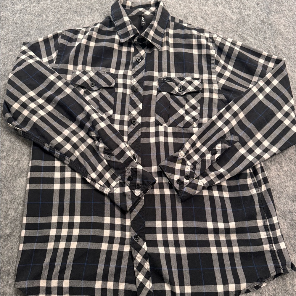 Large mens long sleeve RVCA plaid. Black and white with blue accent. 6-0004